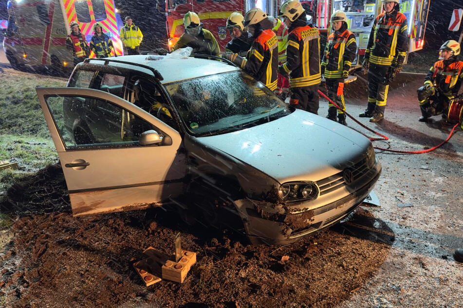VW-Fahrerin nach Crash mit Reh eingeklemmt und schwer verletzt