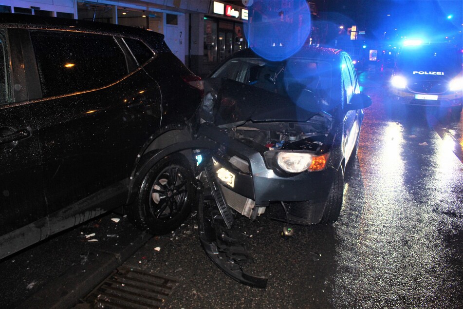 Ein junger Mann hat in Aachen einen Unfall mit einem geklauten Pizzaauto verursacht.