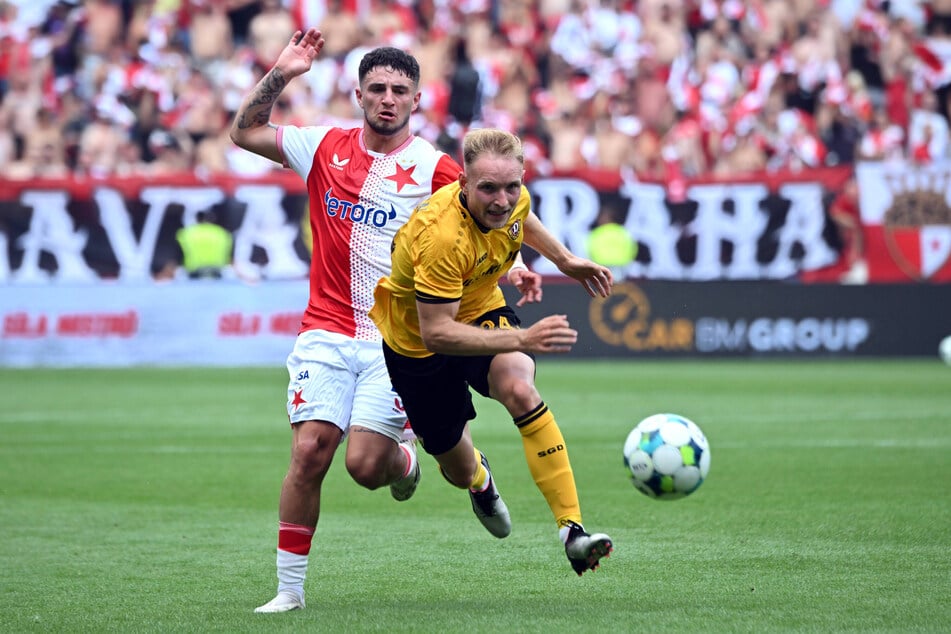 Tony Menzel (20) versucht, Slavias Christos Zafeiris (22) zu entkommen.