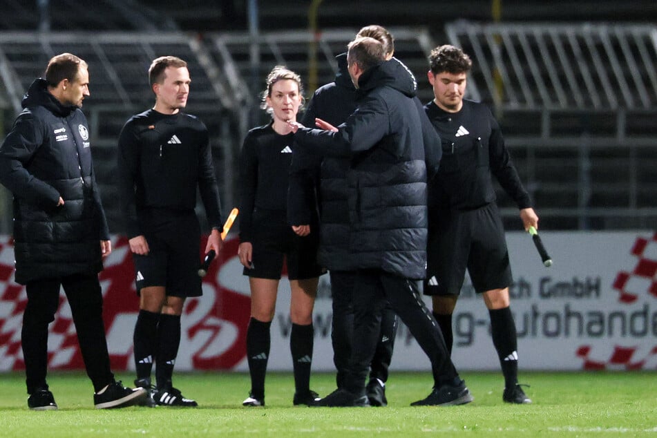 Lok Leipzigs Trainer Jochen Seitz (49) war nicht nur mit seinem Team unzufrieden, sondern auch mit der Leistung des Schiedsrichtergespanns.