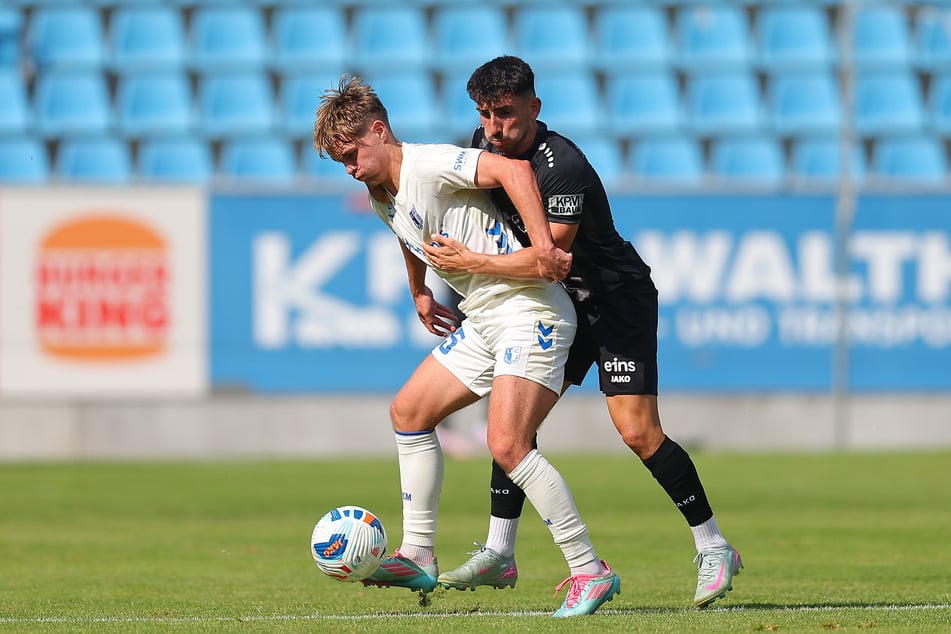Magnus Baars (l.) und Chemnitzer Neuzugang Domenico Alberico im Zweikampf.