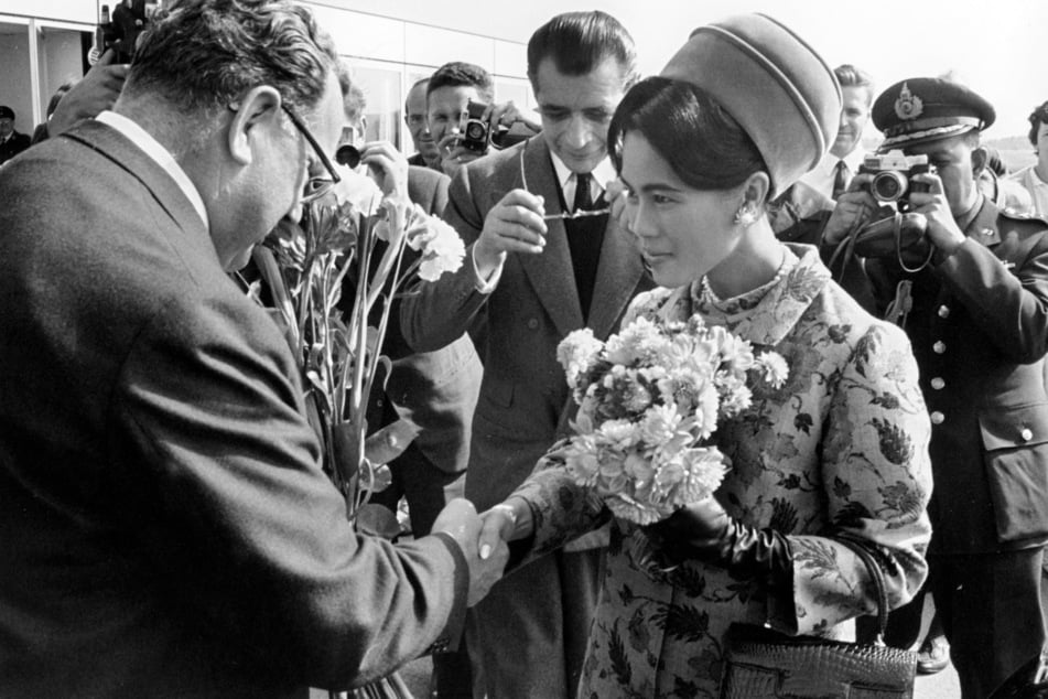 Der damalige Bundespostminister Richard Stücklen begrüßt Königin Sirikit von Thailand im Jahr 1966.