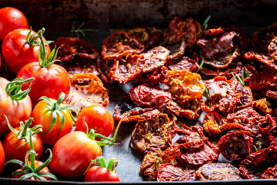 Da getrockneten Tomaten die Feuchtigkeit entzogen wurde, halten sie sich länger als frische.