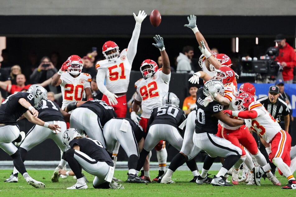 Hoch die Hände: Die beiden ungeschlagenen Divisionsrivalen Kansas City Chiefs (rot/weiß) und die Las Vegas Raiders kämpfen um die Pole-Position in der AFC West.