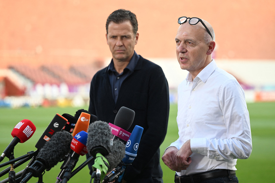 Am Montag teilten DFB-Direktor Oliver Bierhoff (54, l.) und DFB-Präsident Bernd Neuendorf (61) der Öffentlichkeit mit, dass die Nationalmannschaft nicht die "One Love"-Binde tragen werde.