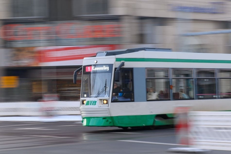 Straßenbahn kracht mit Auto zusammen: Mann in Magdeburg schwer verletzt