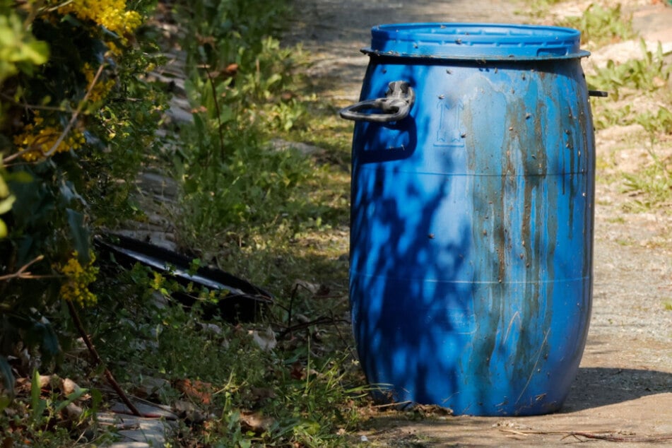 Chemnitz: Fass in Chemnitzer Kleingartenanlage gefunden: Was stinkt hier so?