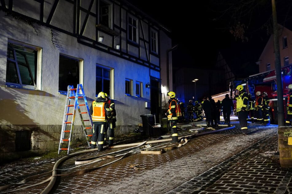 Im nordhessischen Korbach kam es in der Nacht von Donnerstag auf Freitag zu einem folgenschweren Brand in einem Mehrfamilienhaus.