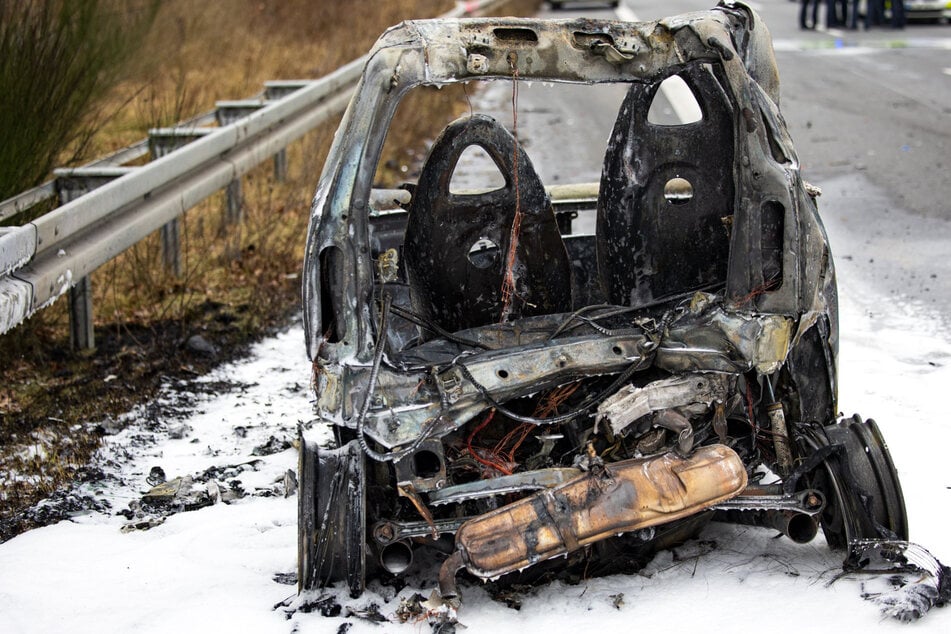 Nach dem Crash fing der Smart Feuer und brannte in der Folge komplett aus.