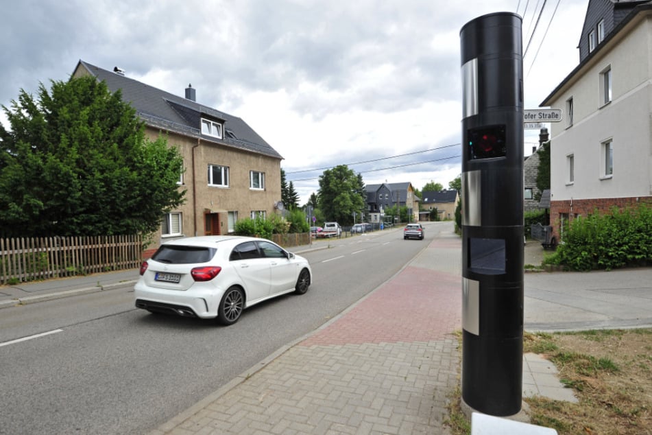 Der Superblitzer wurde 2023 dort installiert und blitzt in beide Richtungen.