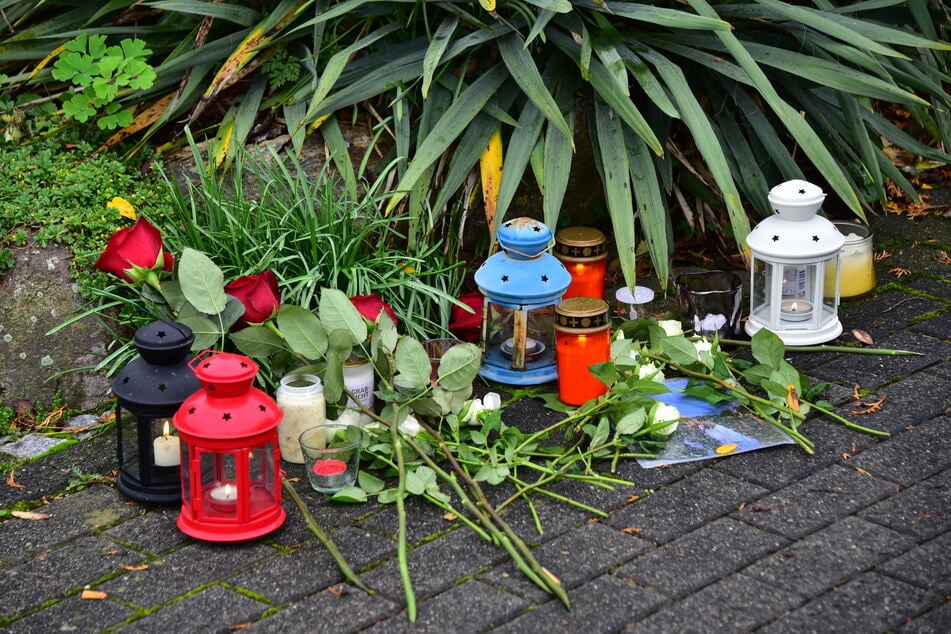 Vor dem Haus der Familie wurden Blumen und Kerzen abgelegt.