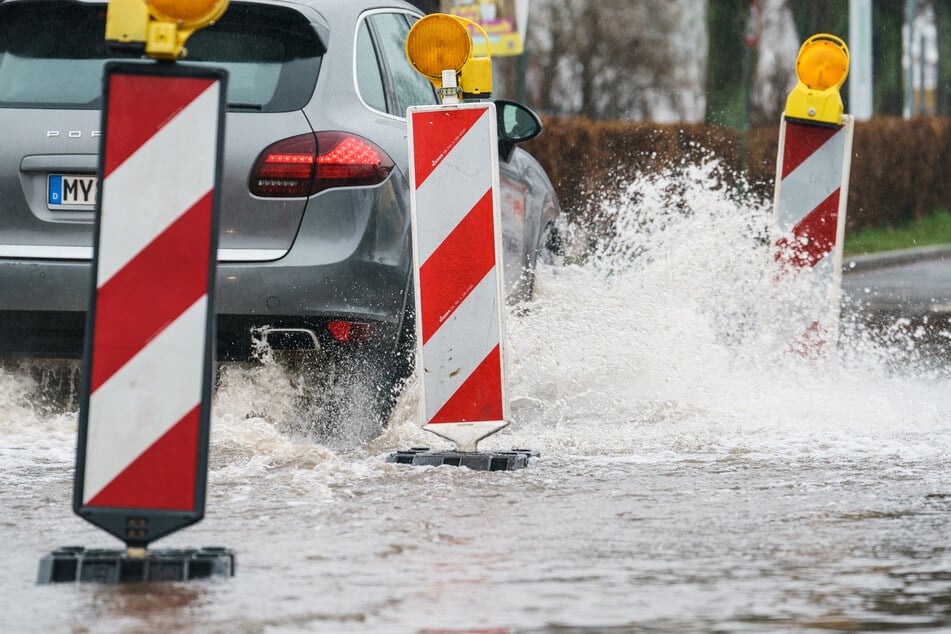 Heftiger Regen hat am Dienstagabend im Raum Aachen in kurzer Zeit Kanäle volllaufen lassen und Straßen überschwemmt. (Symbolfoto)