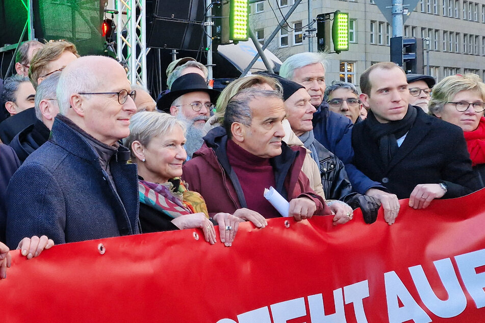 Zusammen mit unter anderem Hamburgs Bürgermeister Peter Tschentscher (58, SPD, l.) positionierte sich Kazim Abaci (M.) hinter einem Banner mit der Aufschrift "Hamburg steht auf!".