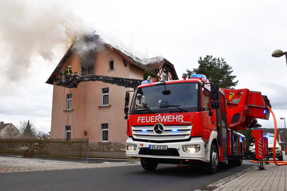 Die Zittauer Feuerwehr musste zu einem Dachstuhlbrand ausrücken.