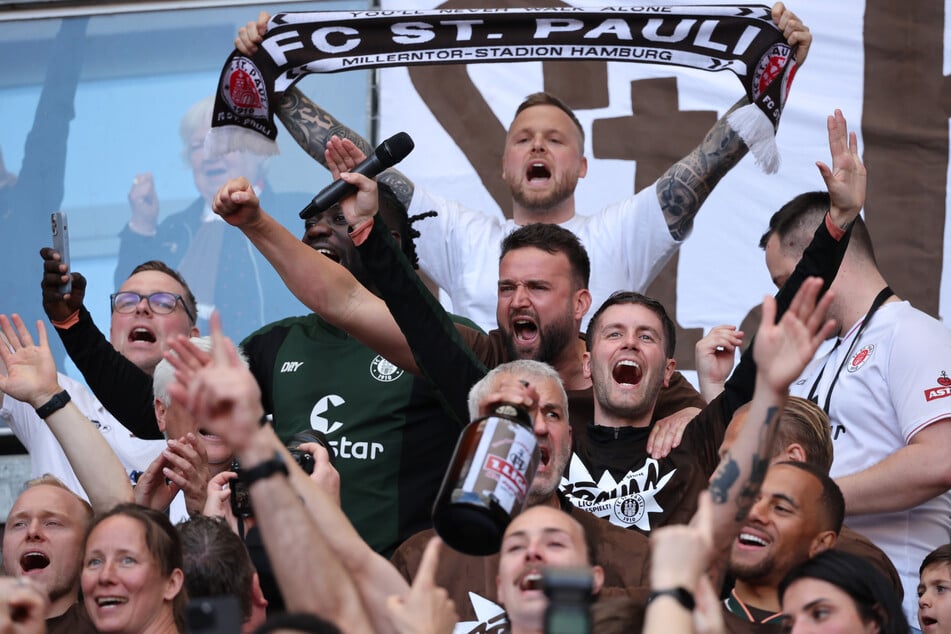 St.-Pauli-Coach Fabian Hürzeler (Mikro in der Hand) lässt bei der Aufstiegsparty im Millerntor-Stadion seinen Emotionen freien Lauf.