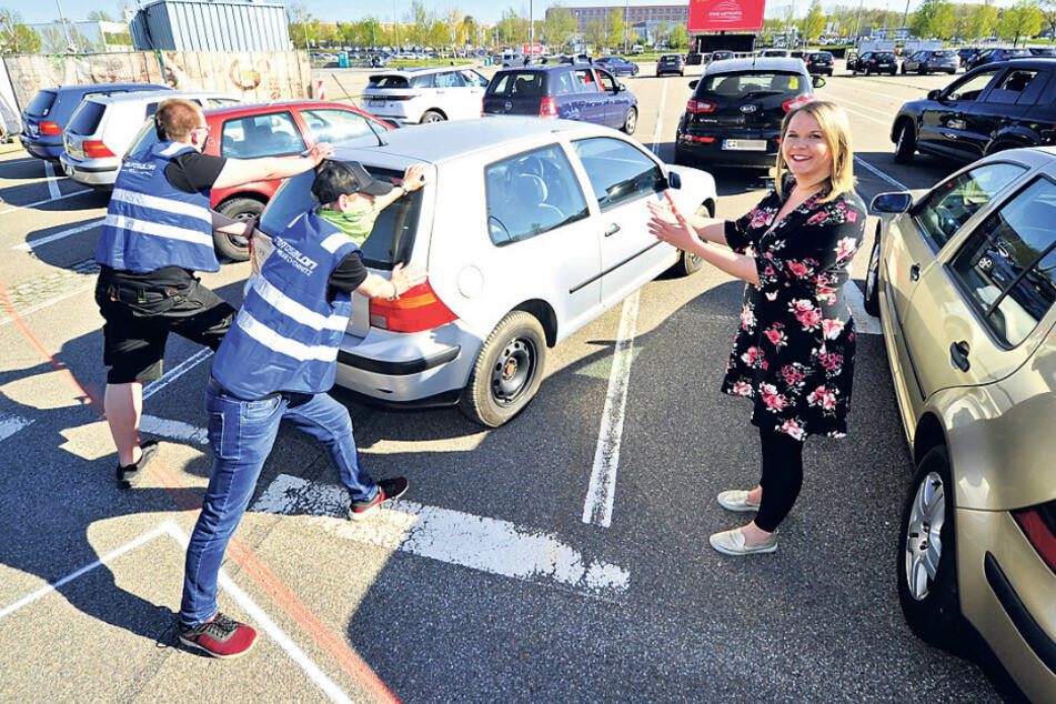 Auch Film-Fans ohne Auto dürfen mitgucken. C3-Projektleiterin Stefanie Schöniger (31) hat fünf "Schrottautos" organisiert.