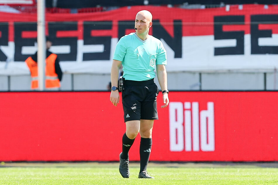 Schiedsrichter Nicolas Winter (31) bekam beim FSV-Spiel am Sonntag eine Ladung Bier ins Gesicht.