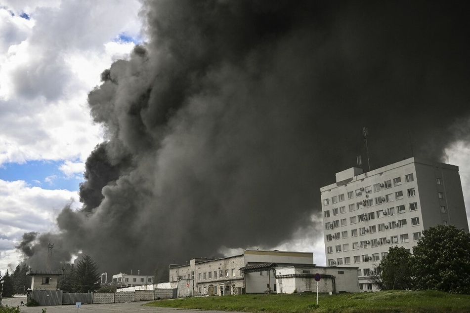 Rauch steigt nach einem russischen Angriff auf eine Ölraffinerie außerhalb der Stadt Lysychansk in der ostukrainischen Region Donbass auf.