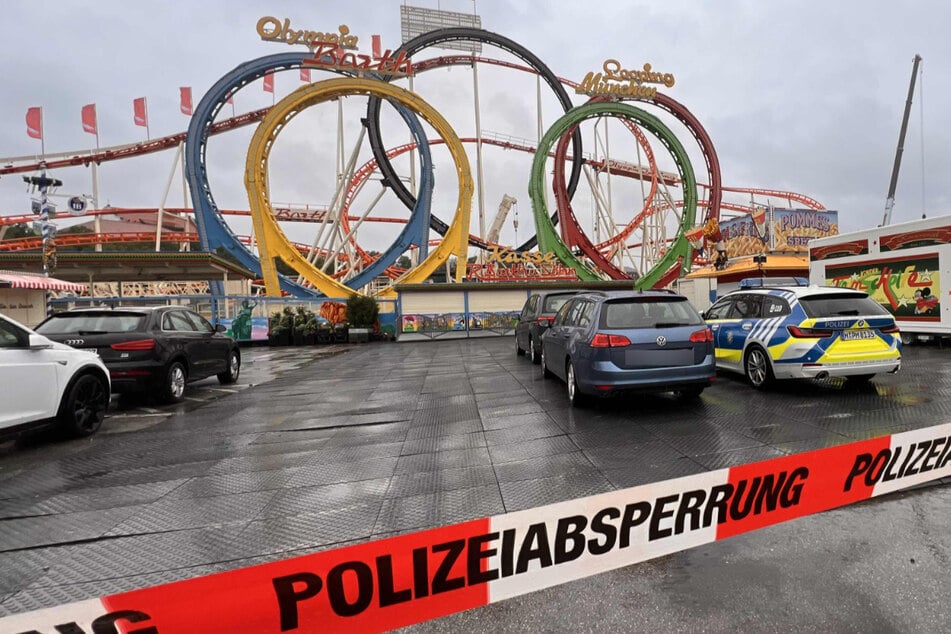 Die Polizei hat das Gelände rund um den Olympia Looping auf dem Oktoberfest abgesperrt.