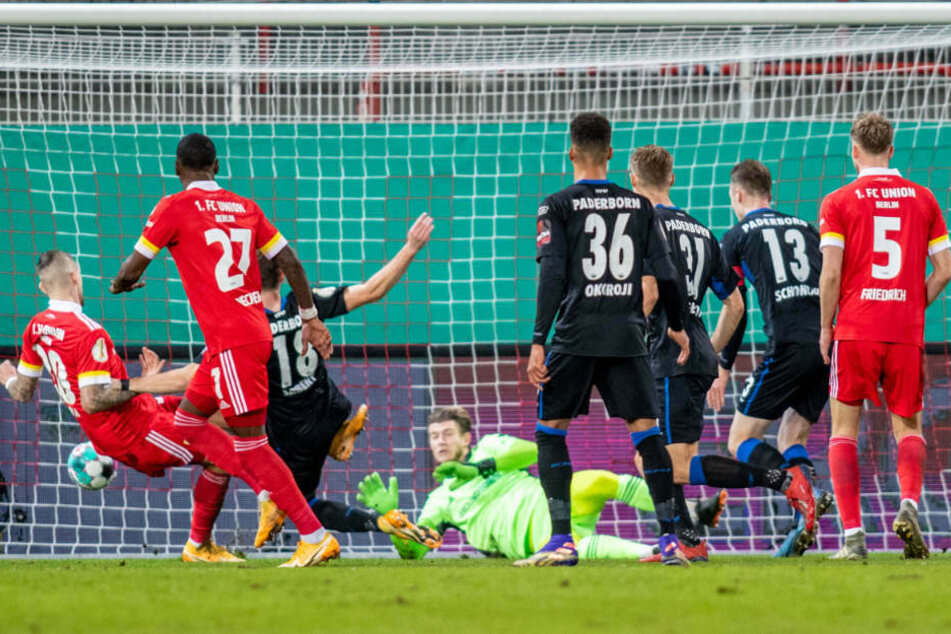 Paderborns Dennis Srbeny (3.v.l.) trifft zur 2:1 Führung, die die Gäste in der Folge nicht mehr abgaben.