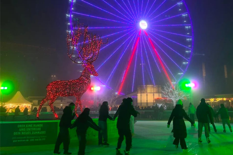 Ab 12 Uhr können sich Schlittschuhläufer wieder auf der 960 Quadratmeter großen Bahn austoben.
