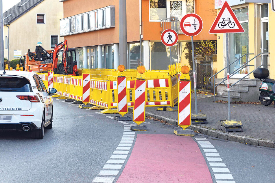In diesem Baustellenbereich fallen an der Bodenbacher Straße Parkplätze für Autos weg.