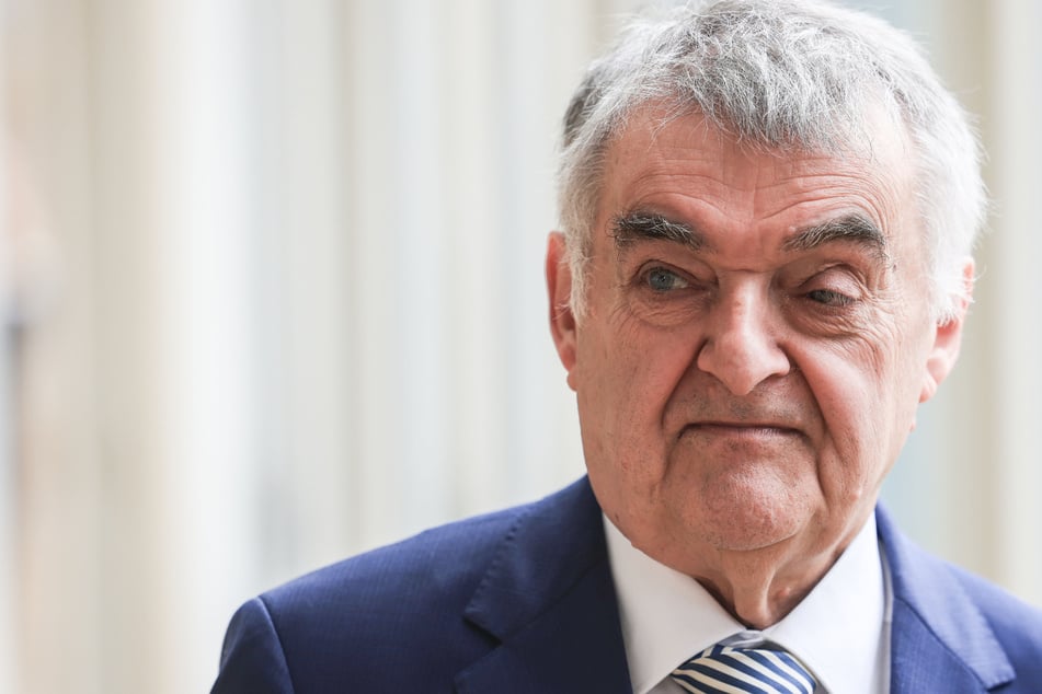 NRW-Minister Reul gibt zu: Habe mich achtmal mit mutmaßlichem Schleuser-Chef getroffen
