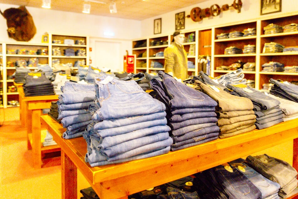 Auf der Suche nach modischen Hinguckern in Sachen Demin? Dann seid Ihr bei JEANS LIVE genau richtig.