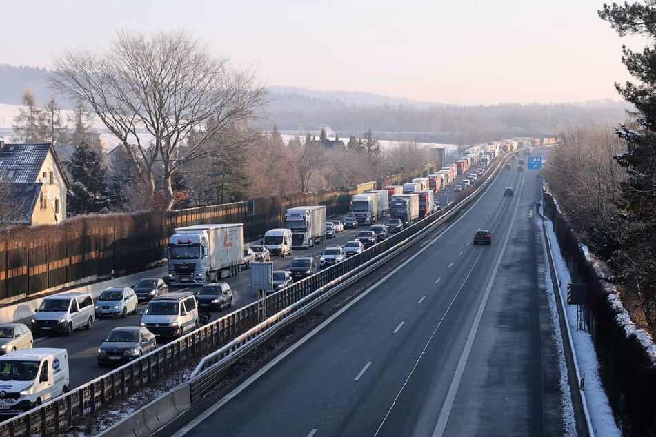 In Richtung Dresden staut sich der Verkehr. Auf der A4 geht nichts mehr.