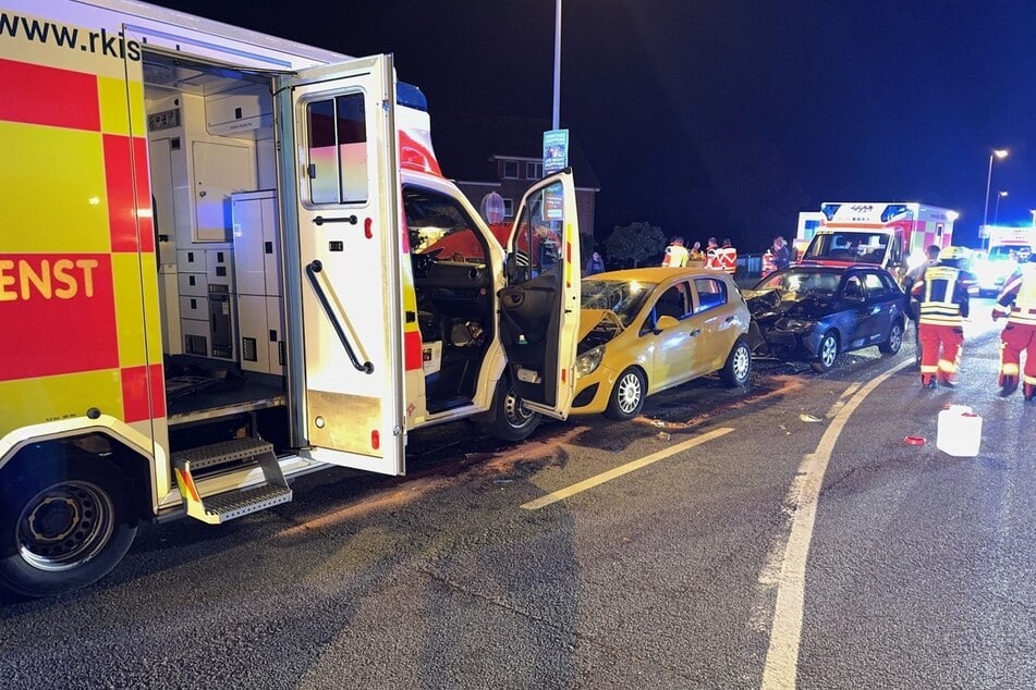 Ein zweites Auto krachte in die Unfallstelle und kollidierte auch mit zwei Rettungswagen.