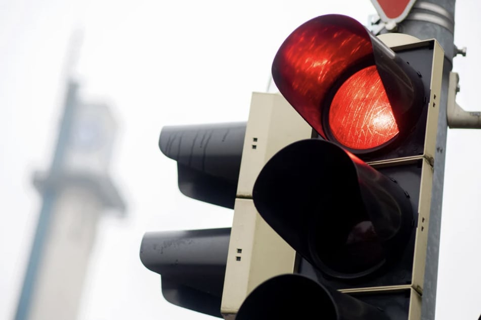 Der Lkw-Fahrer war offenbar über eine rote Ampel gefahren - mit tödlichen Folgen. (Symbolfoto)