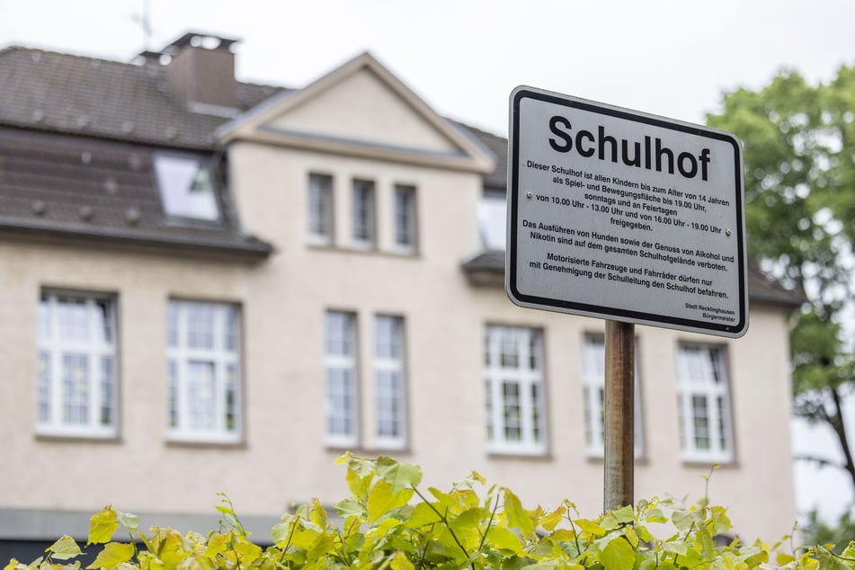 Ein 54-Jähriger soll mehrere Schüler auf einem Pausenhof in Euskirchen bedroht und angefasst haben. Zudem soll er versucht haben, Süßigkeiten zu verteilen. (Symbolbild)