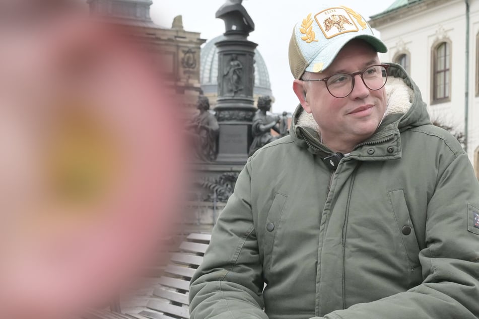 Dresden: Nicht nur im Herzen: Deshalb trägt der "Tramfluencer" die Straßenbahn nun auch im Ohr