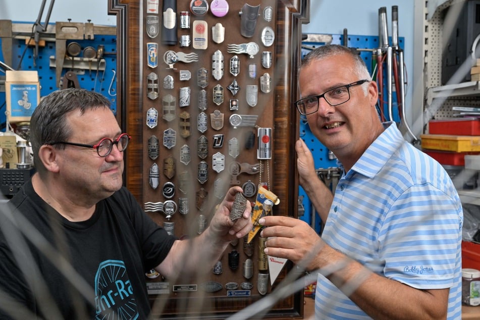 Alexander Feller (57, l.) und Ludwig Karsch (51) zeigen ihre Sammlung an Steuerkopfschildern.