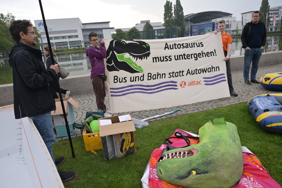 Aktivisten von Attac haben für eine Mobilitätswende vor der Eröffnung der IAA Mobility protestiert.