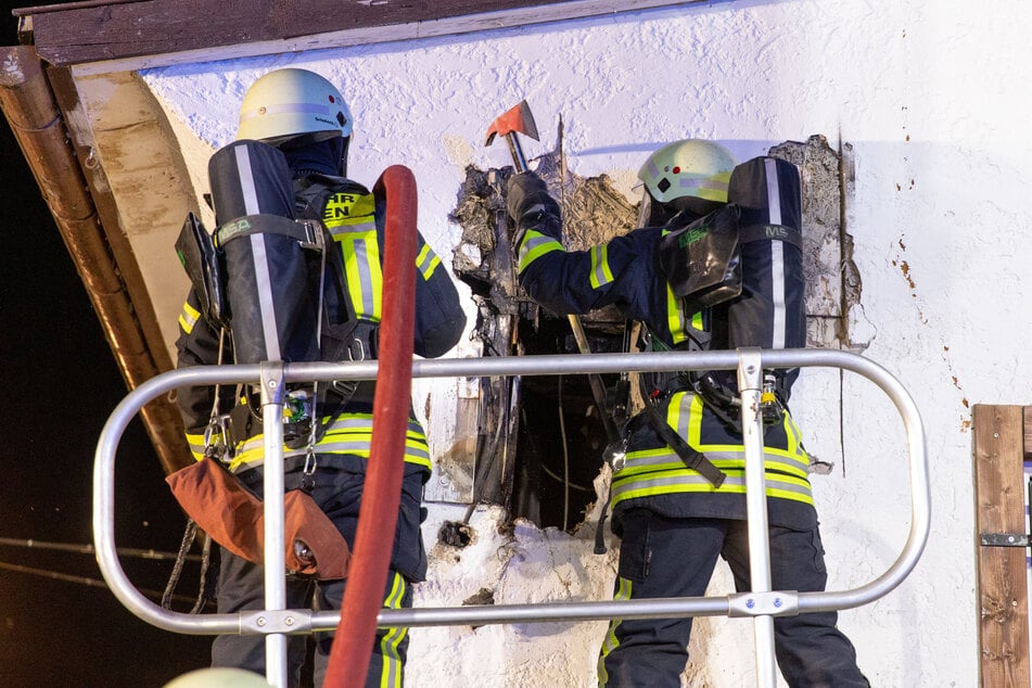 Die Feuerwehr musste die Wände öffnen um an das Feuer heranzukommen.