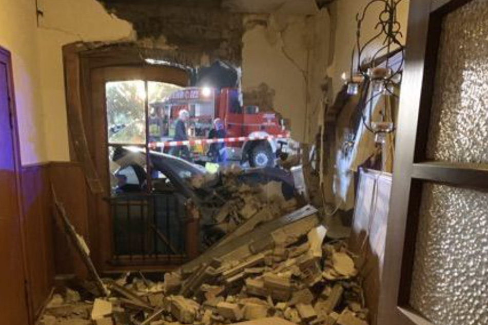 Der Eingangsbereich des als Wohnhaus genutzten Landgasthofes wurde stark beschädigt.
