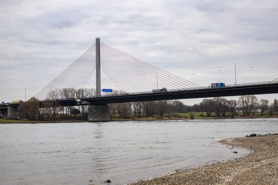 Die Rheinbrücke im Bonner Norden muss gesperrt werden.