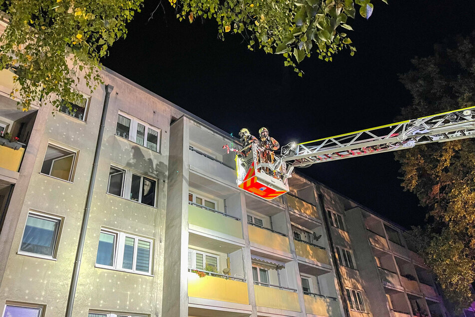 Die Feuerwehr nutzte unter anderem eine Drehleiter, um den Brand zu löschen.