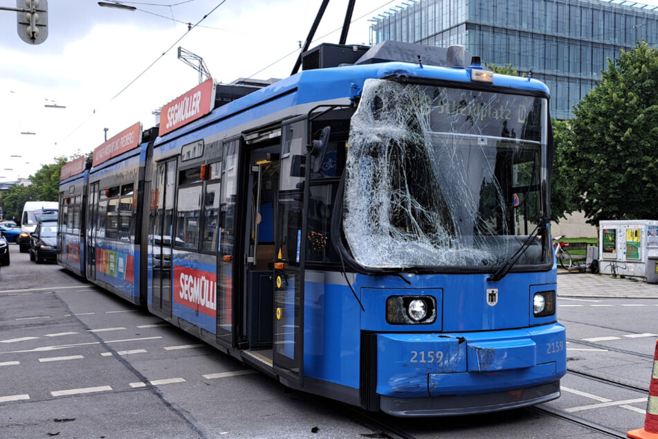 Tram und Reisebus krachen in München zusammen: Mehrere Verletzte