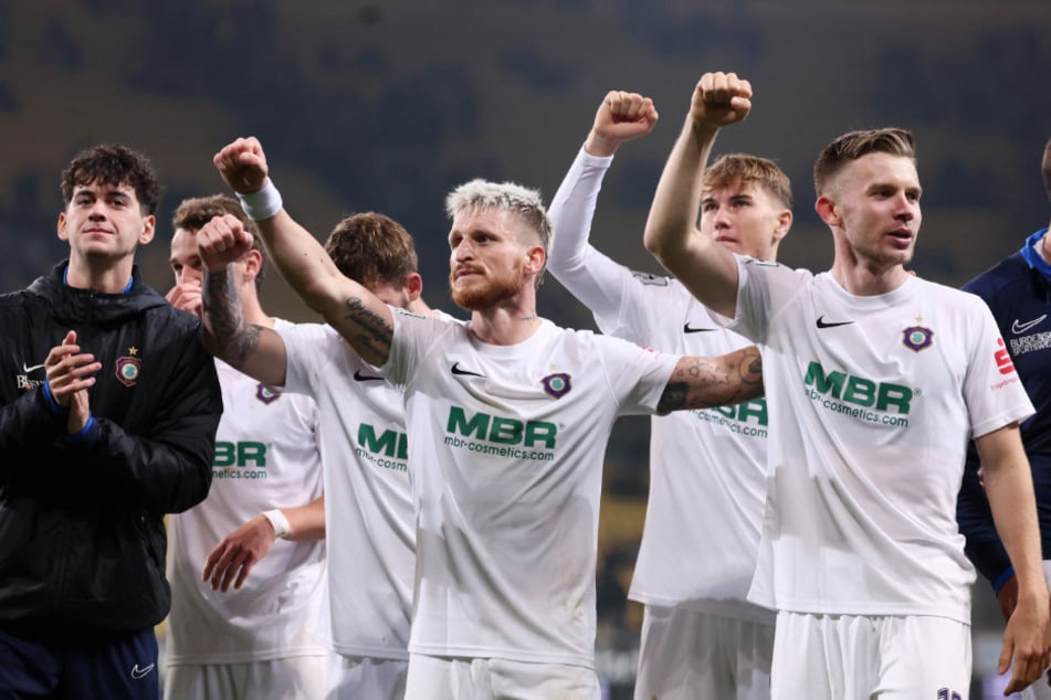 Auch Aue-Spieler beteiligten sich an der Crowdfunding-Aktion: Marvin Stefaniak (30, M.) und Erik Majetschak (25, r.) gaben einen dreistelligen Betrag dazu.