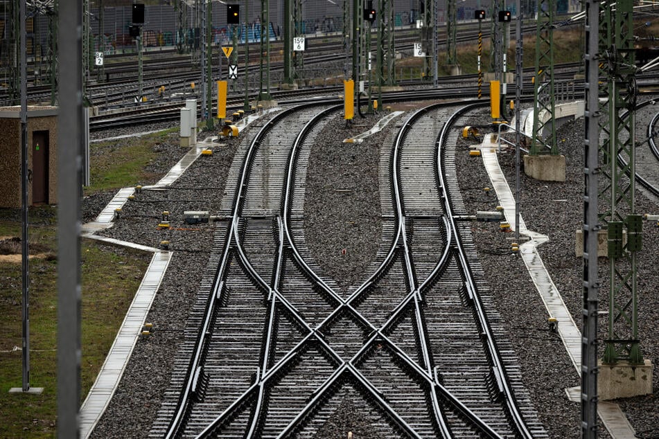 Sachsen-Anhalt: Immer mehr Menschen werfen Steine auf Gleise!