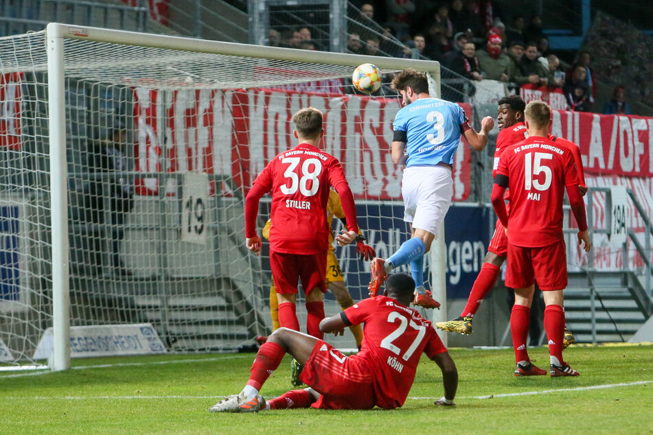 Kapitän Niklas Hoheneder (M.), der hier im Duell mit den Bayern-Amateuren per Kopf erfolgreich ist, will mit seinem CFC heute bis zum Umfallen für den Klassenverbleib der Himmelblauen kämpfen.