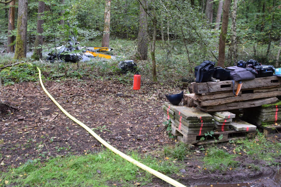 Der Leichthubschrauber stürzte in einem Wald in Buchen ab.