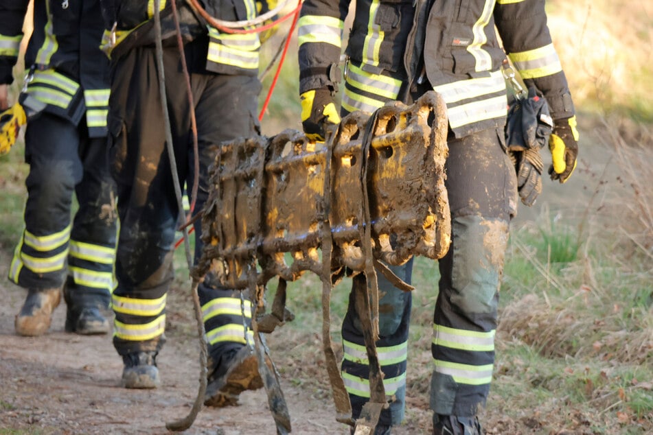 Diese Rettungsbarre war am Ende des Einsatzes voller Schlamm.