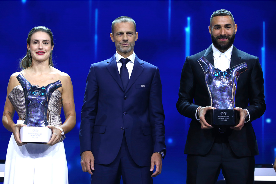Europas beste Fußballer! Alexia Putellas (28, l.) und Karim Benzema (34, r.) bekamen von UEFA-Präsident Aleksander Čeferin (54, M.) ihre Preise überreicht.
