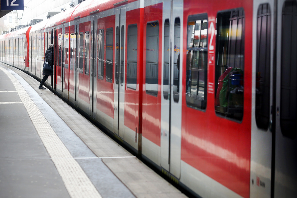 Ein Fahrgast steigt in eine S-Bahn ein. (Symbolbild)