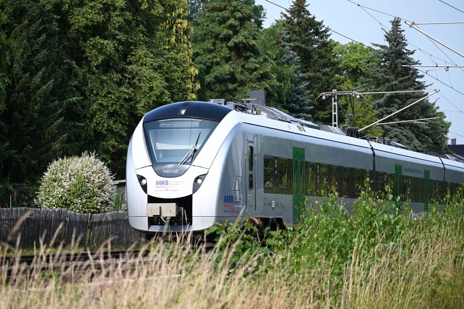 In einem Zug der Mitteldeutschen Regiobahn wurde eine Zugbegleiterin (49) mit dem Tod bedroht.