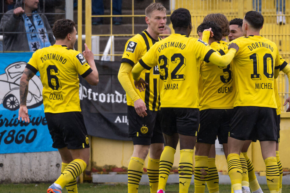 Grund zur Freude! Die Spieler von Borussia Dortmund II durften beim Gastspiel beim TSV 1860 München insgesamt viermal in Jubelstürme ausbrechen.