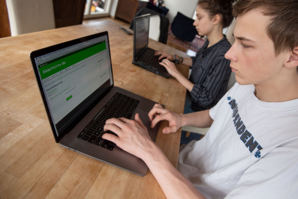 Ein Schüler bedient an einem Notebook die Lernplattform Moodle.